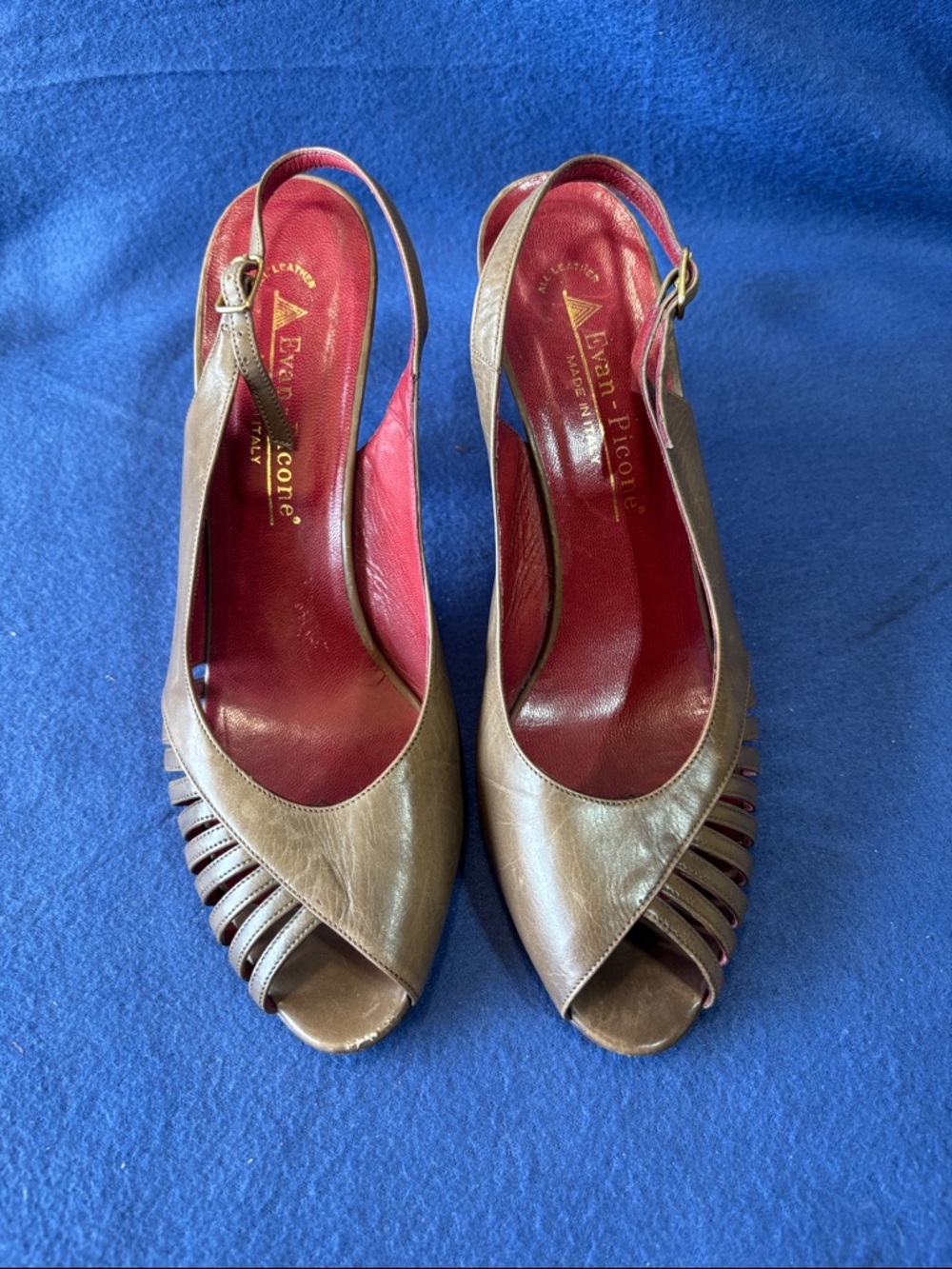 Vintage Evan-Picone leather slingback‎ sandals were manufactured in Italy.